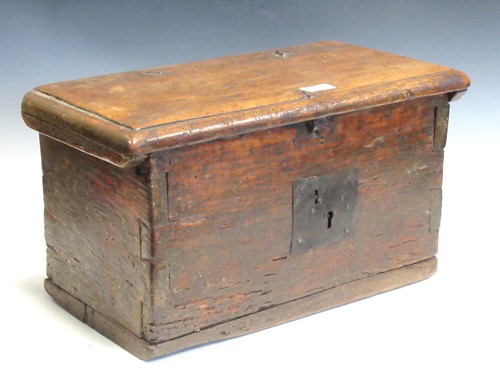 Lot 184 - A 17th/18th century Elm box, 27 x 45 x 26cm