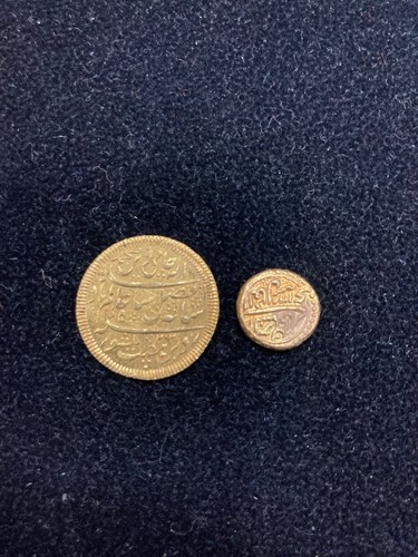 Lot 182 - 2 Middle East gold coins, 9.4g