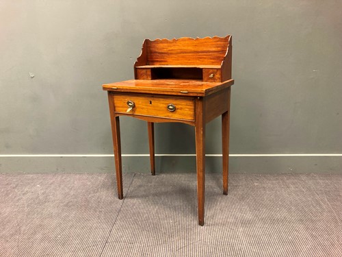Lot 554 - An Edwardian mahogany writing desk, 99 x 84 x...