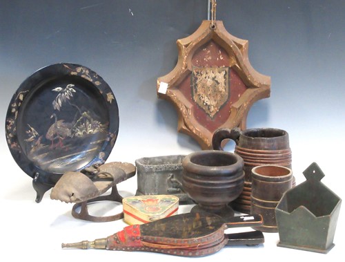 Lot 186 - A group of decorative items and treen,...