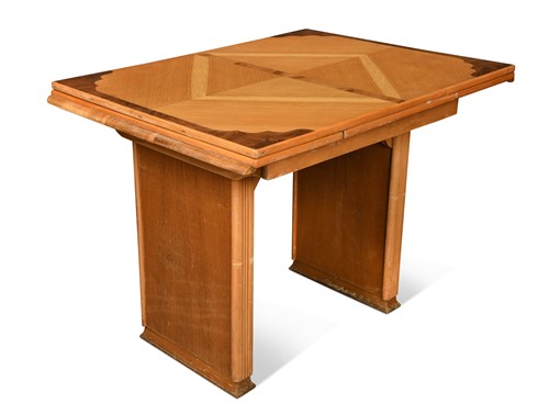 Lot 169 - An Art Deco pale oak and walnut extending dining table