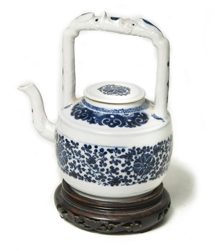 Lot 29 - A Chinese blue and white porcelain wine pot and cover, late 18th century/early 19th century