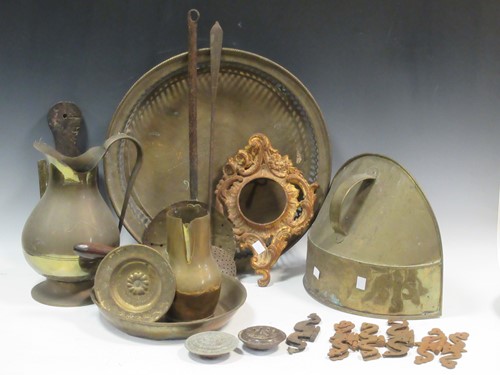 Lot 165 - Various assorted brass kitchenalia etc