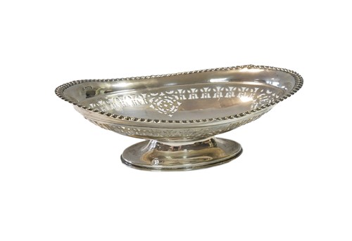 Lot 602 - A George V silver sweetmeat dish