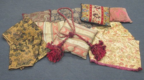 Lot 192 - A quanitity of period fabrics, fragements and...