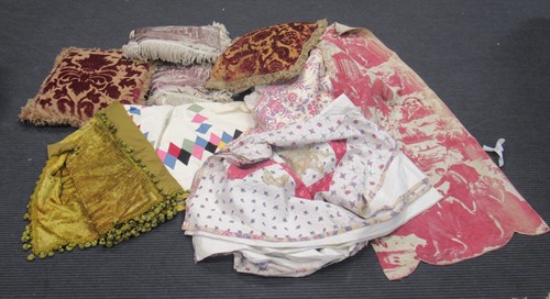 Lot 644 - A quantity of qulited bedspreads, cushions etc