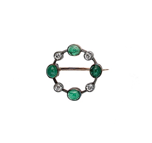 Lot 88 - An emerald and diamond circular brooch