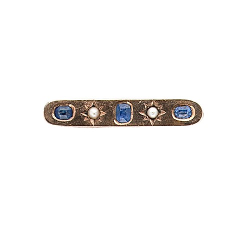 Lot 177 - A sapphire and pearl bar brooch