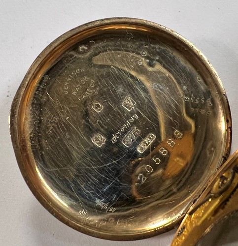 Lot 342 - Waltham Watch Co, Waltham - A 9ct gold trench style wristwatch