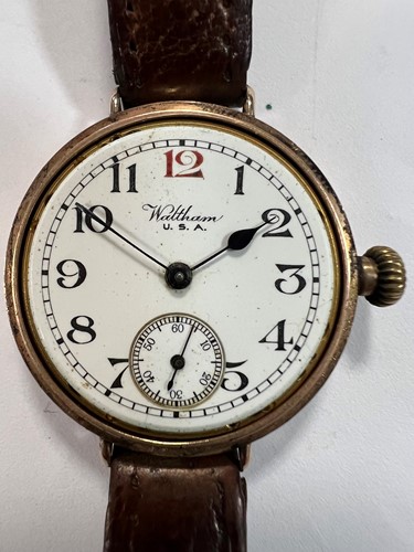 Lot 342 - Waltham Watch Co, Waltham - A 9ct gold trench style wristwatch