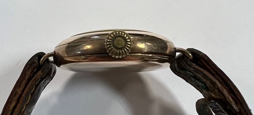 Lot 342 - Waltham Watch Co, Waltham - A 9ct gold trench style wristwatch