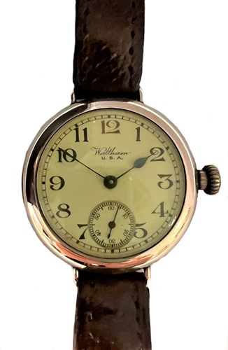 Lot 342 - Waltham Watch Co, Waltham - A 9ct gold trench style wristwatch