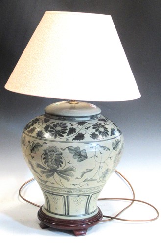 Lot 117 - A modern porcelain blue and white lamp in...