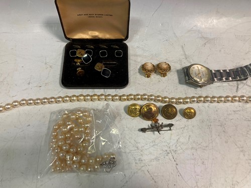 Lot 176 - One row of pearls with a clasp stamped '585',...