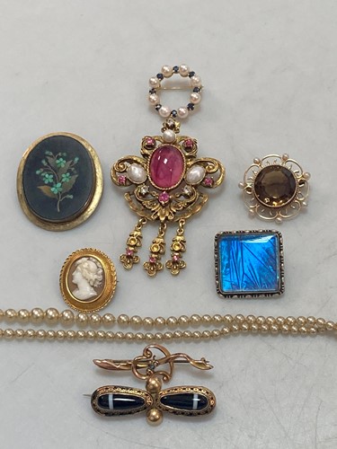 Lot 162 - A cameo brooch tested as 18ct gold weight 3.3g,...