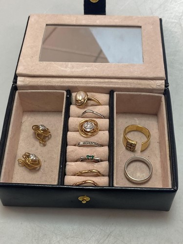 Lot 172 - A jewellery box containg, three square shaped...