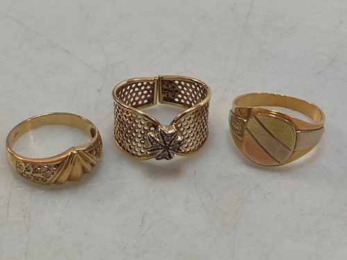 Lot 163 - A signet style ring stamped '750, together...
