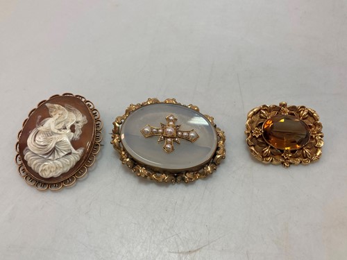 Lot 151 - A cameo brooch together with a hardstone...