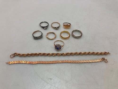 Lot 158 - A hallmarked 22ct gold wedding ring weight...