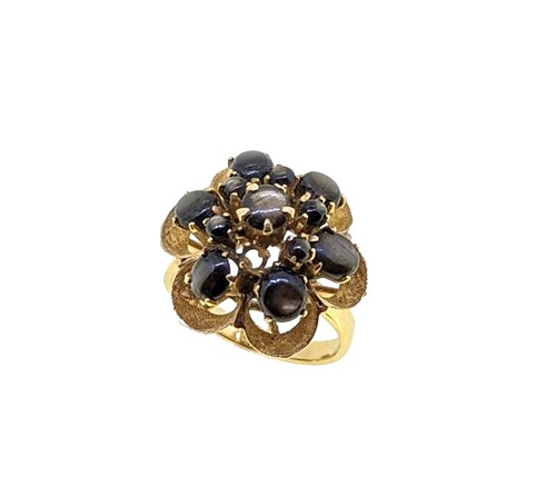 Lot 28 - A star sapphire cluster ring