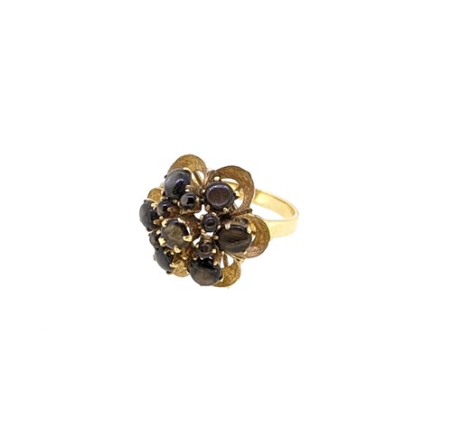 Lot 28 - A star sapphire cluster ring