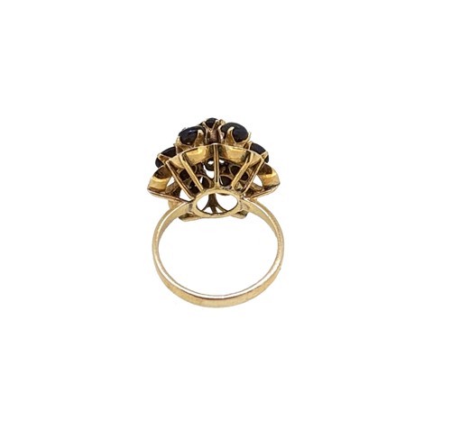 Lot 28 - A star sapphire cluster ring