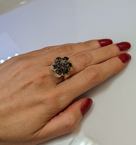 Lot 28 - A star sapphire cluster ring