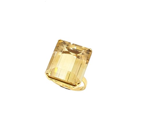 Lot 47 - A single stone lemon quartz dress ring