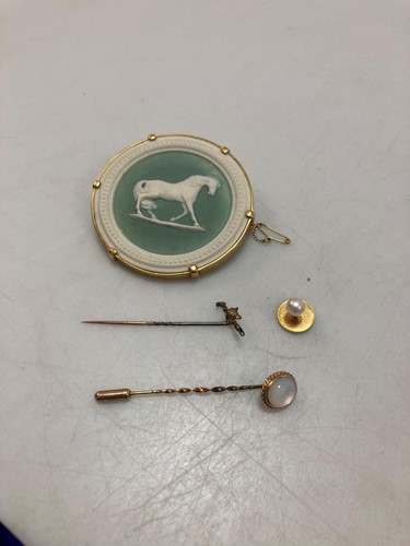 Lot 173 - A hallmarked 9ct gold wedgewood brooch, a...