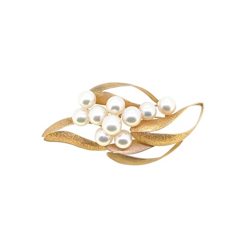 Lot 198 - A pearl brooch