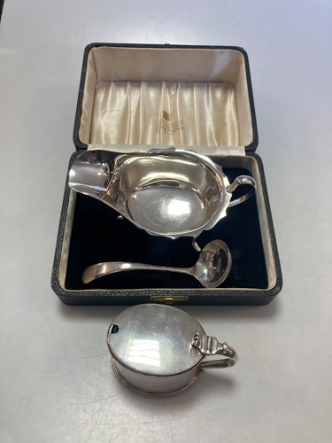 Lot 195 - A cased silver sauce boat and ladle, together...