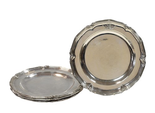 Lot 494 - A set of four George III 18th century silver dinner plates