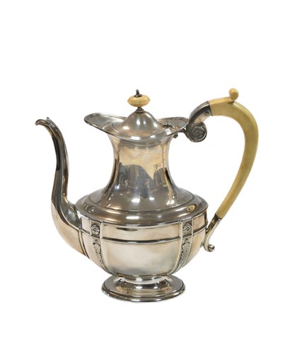 Lot 581 - An Edward VII silver coffee pot