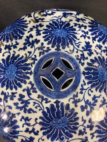 Lot 23 - A Chinese blue and white porcelain barrel seat, Qing Dynasty, 19th century