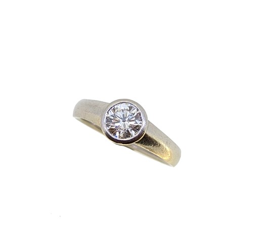 Lot 224 - A modern single stone diamond ring