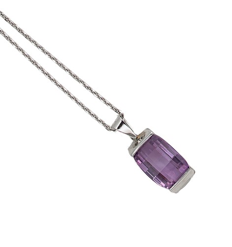 Lot 75 - An 18ct gold amethyst pendant and chain