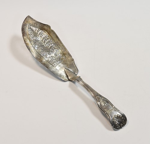 Lot 516 - A George IV silver fish slice
