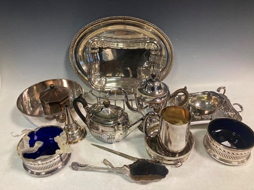 Lot 204 - A silver sauce boat, 8ozt, together with a...