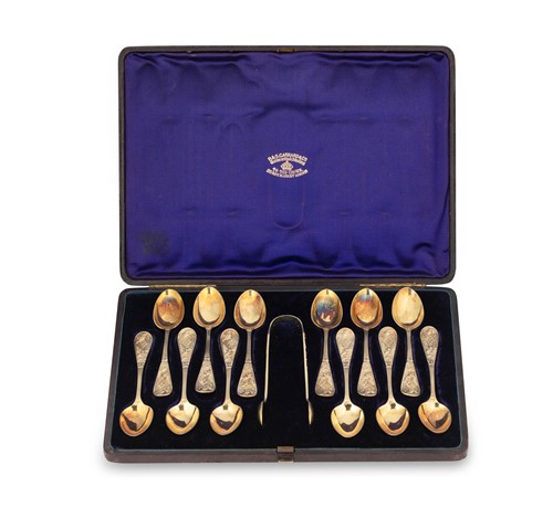 Lot 552 - A cased set of 12 Victorian silver gilt teaspoons with tongs