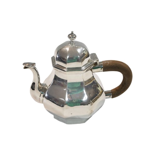Lot 600 - A George V silver bachelor's teapot