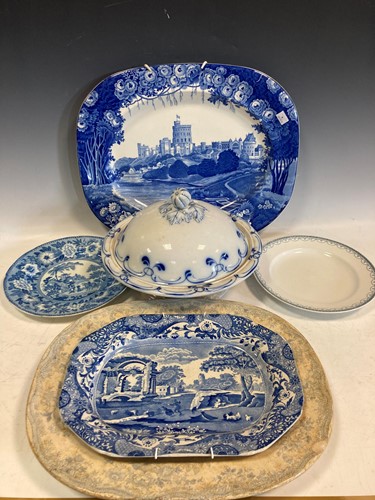 Lot 31 - Various 19th century blue and white wares to...