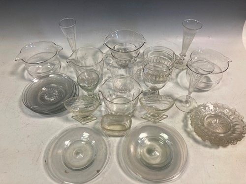 Lot 9 - A collection of glassware to include, flutes,...