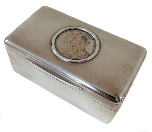 Lot 378 - An early 20th century silver table vesta box