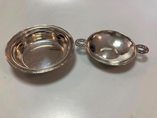 Lot 244 - A silver bowl and a hammered silver quaich, 10....