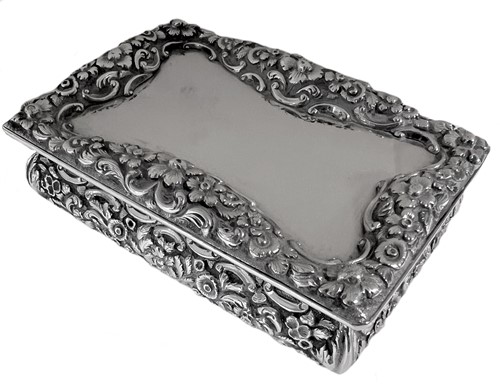 Lot 358 - A Victorian silver table snuff box, mark of Nathaniel Mills