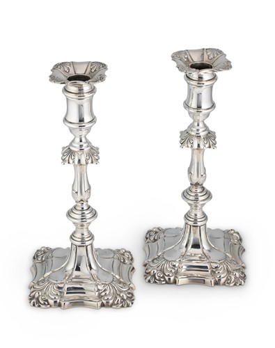 Lot 587 - A pair of Edward VII silver candlesticks