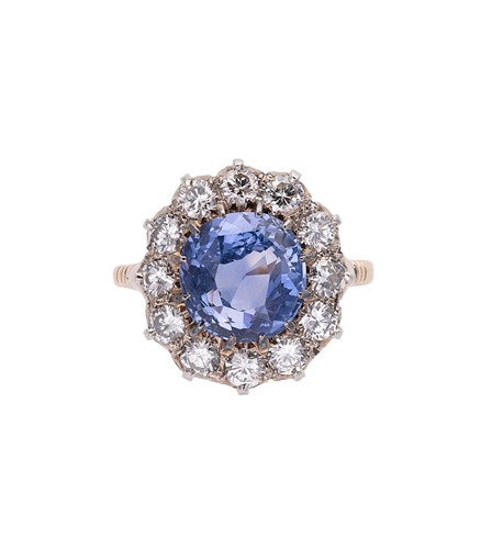 Lot 192 - A sapphire and diamond cluster ring