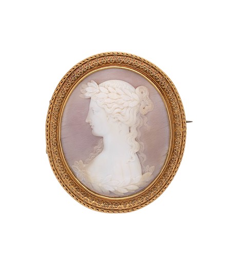 Lot 37 - A shell cameo brooch