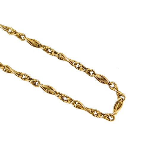 Lot 19 - A fancy rope style link chain