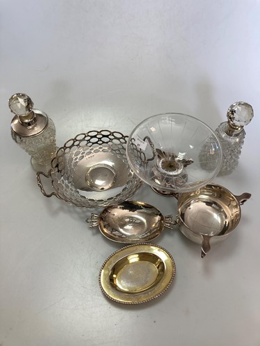 Lot 229 - A silver three handled bowl, a silver two...